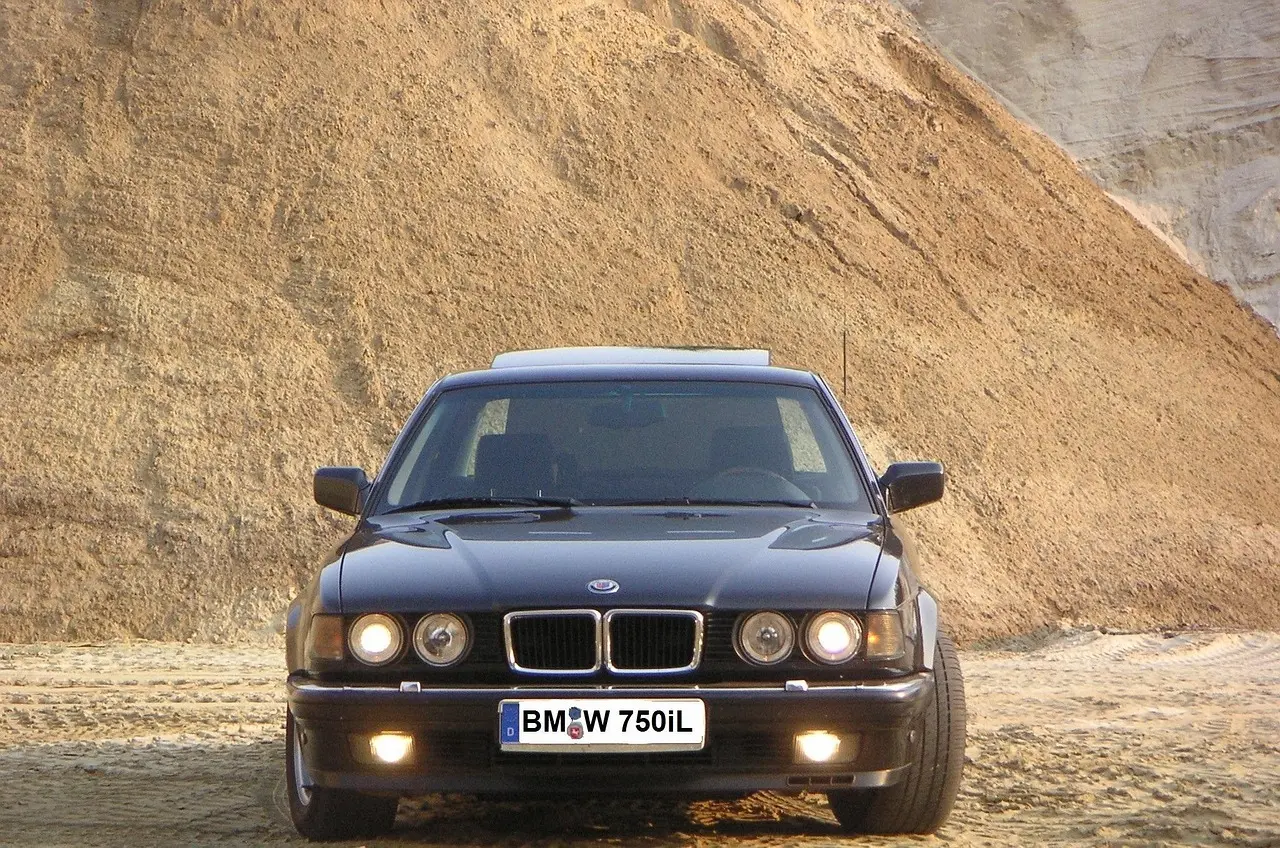 Hvem ringer fra telefonnummer 32 83 32 29?