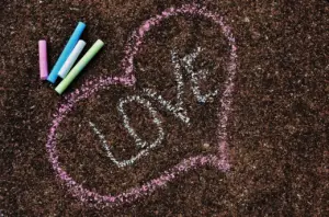 Hvorfor bobler kalkmaling på træmøbler, og hvad gør du ved det?